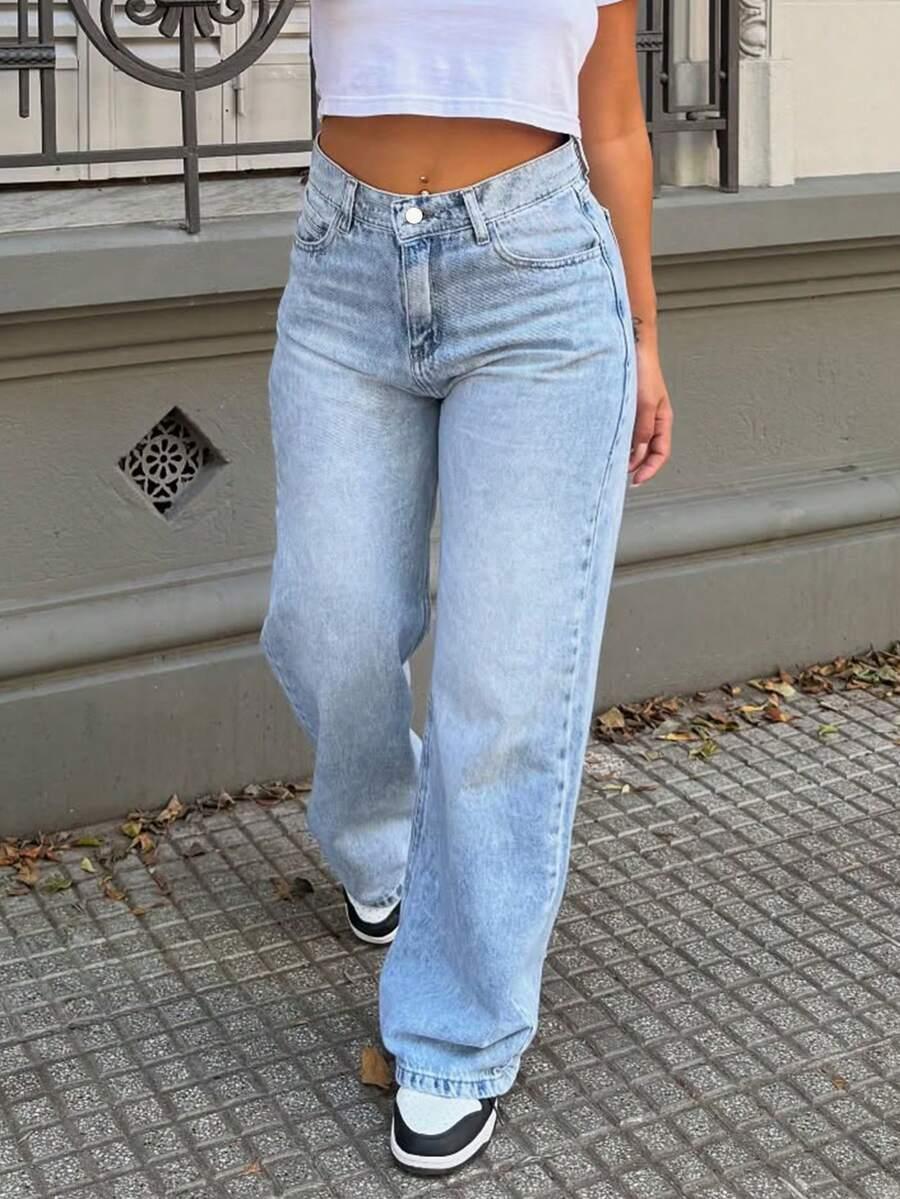 niebieskie spodnie jeans