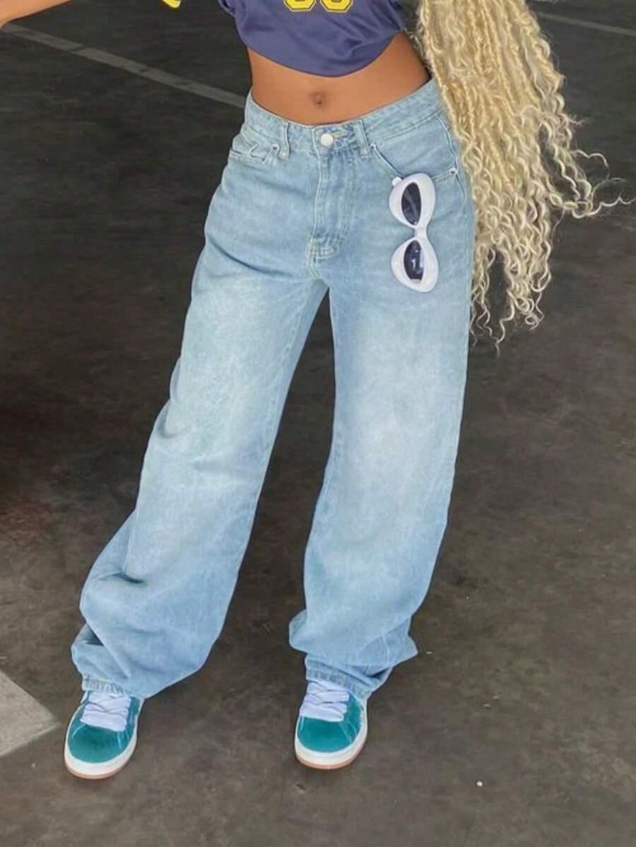 niebieskie spodnie jeans