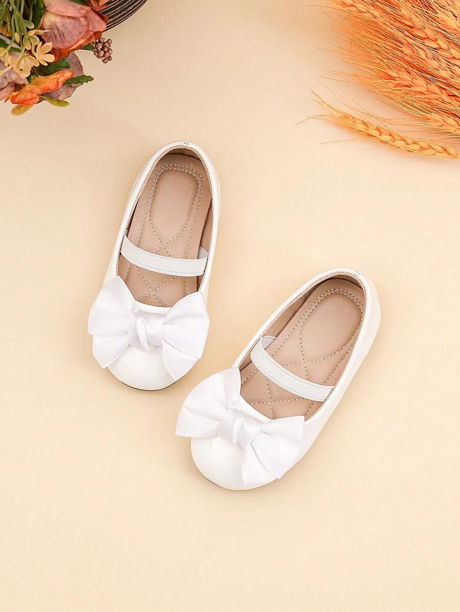 BIAŁE LAKIEROWANE BALERINY KOKARDA 
