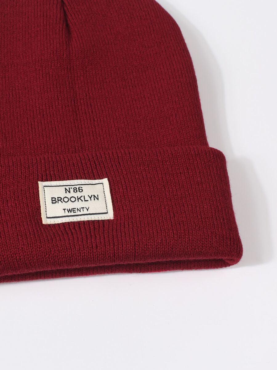 czerwona czapka beanie