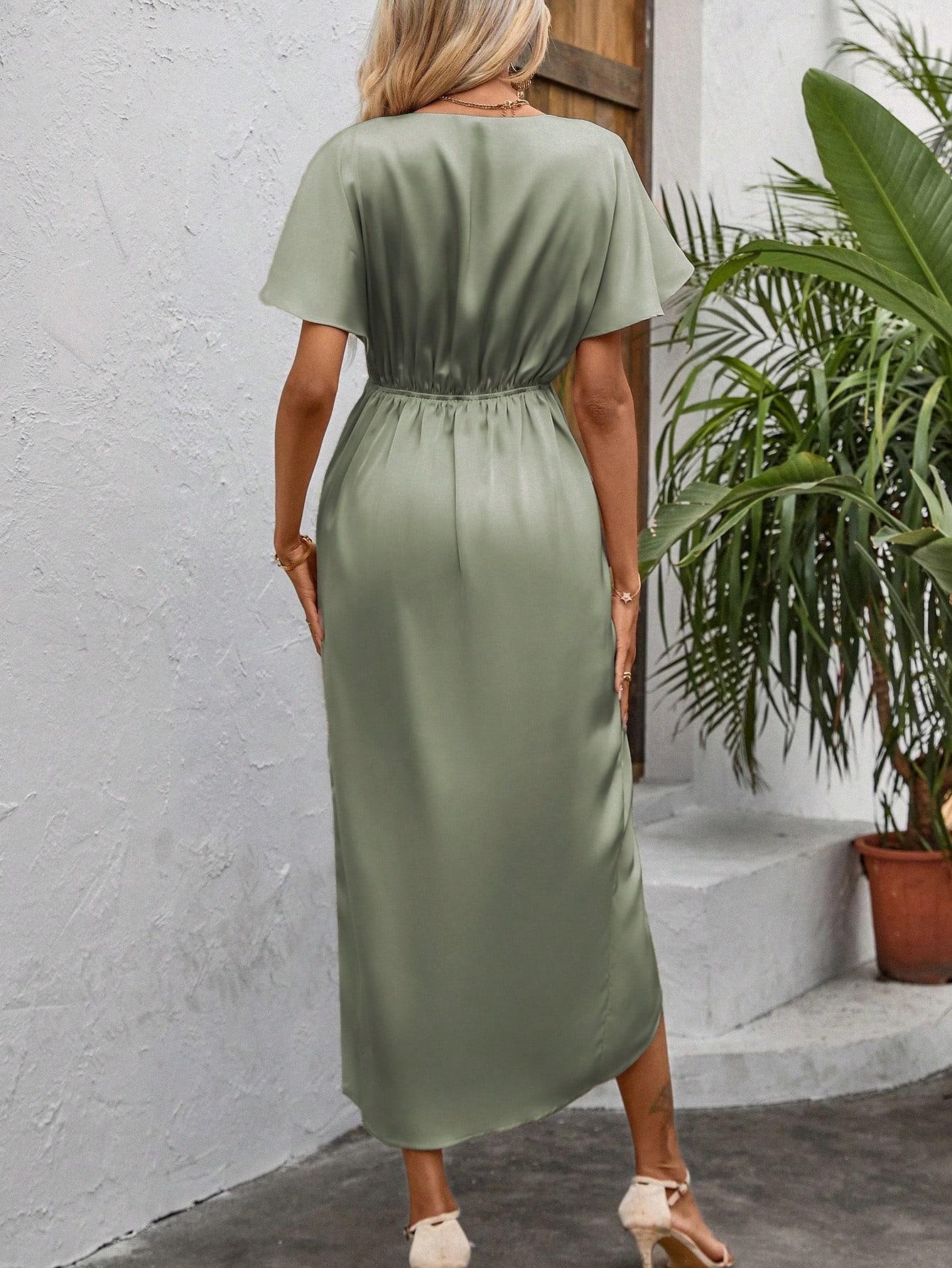 satynowa zielona sukienka krótki rękaw falbana