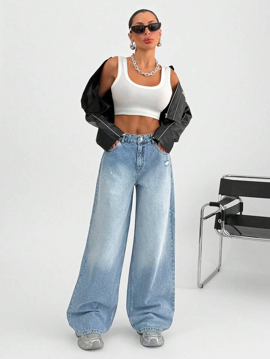 niebieskie spodnie jeans