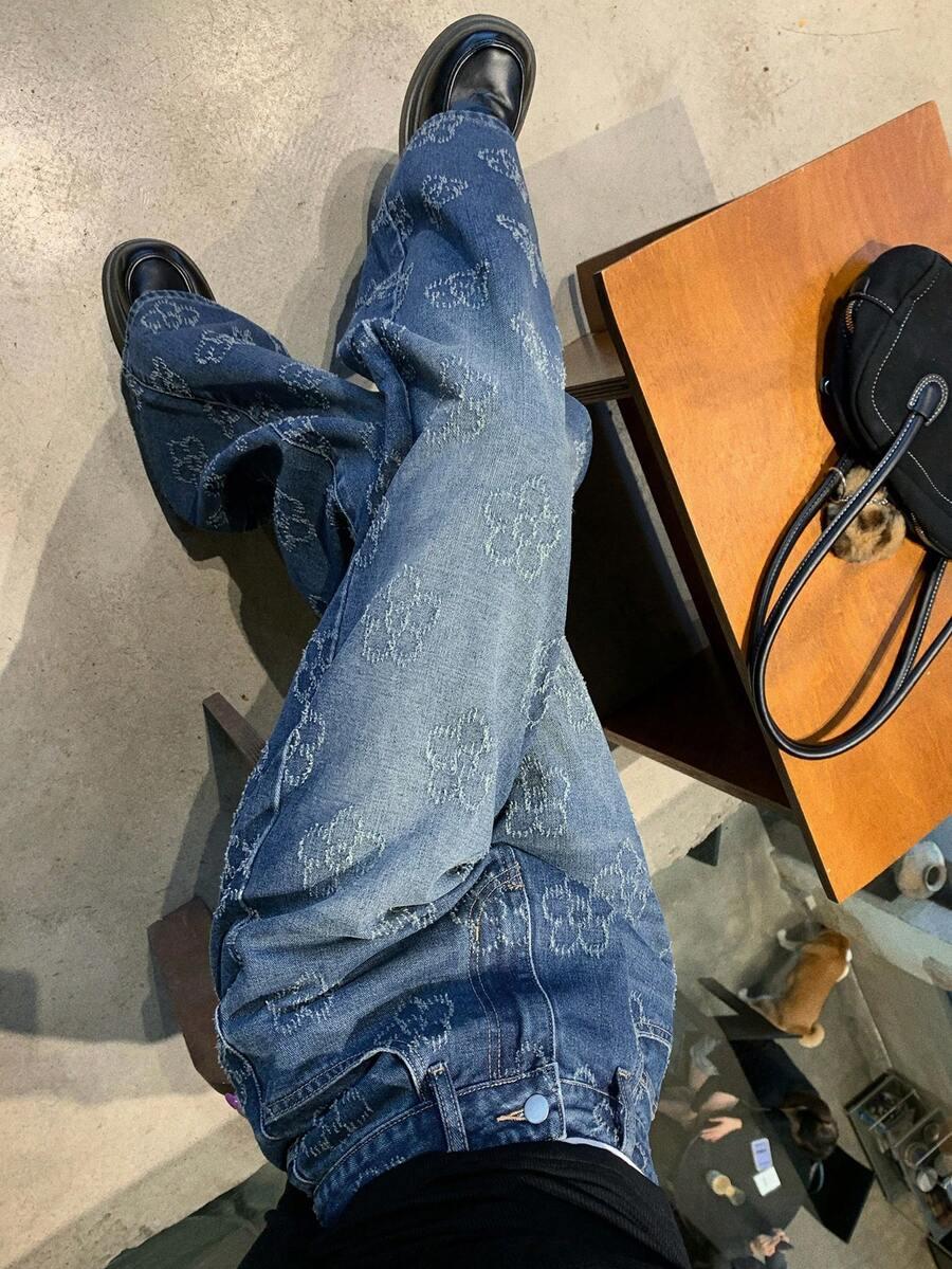 niebieskie spodnie jeans