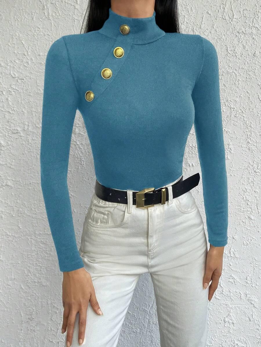 DOPASOWANY SWETER Z OZDOBNYMI GUZIKAMI 