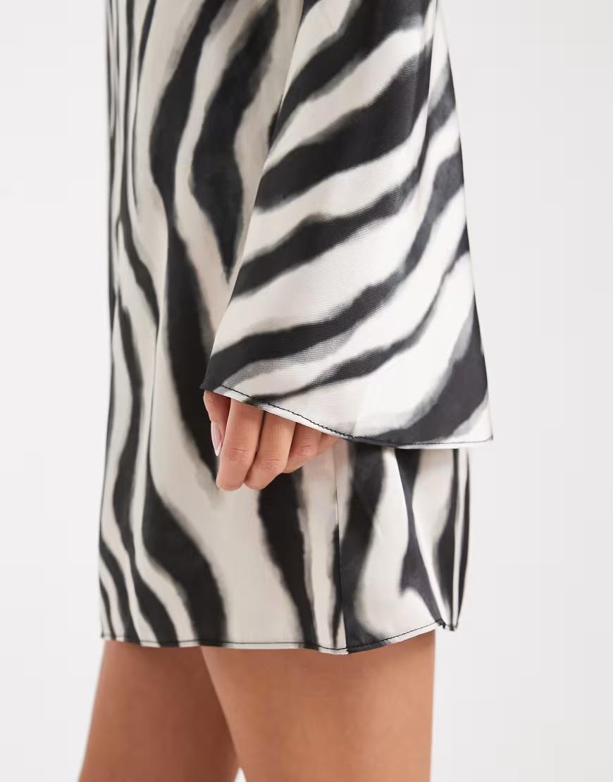 mini sukienka z długim rękawem animal print