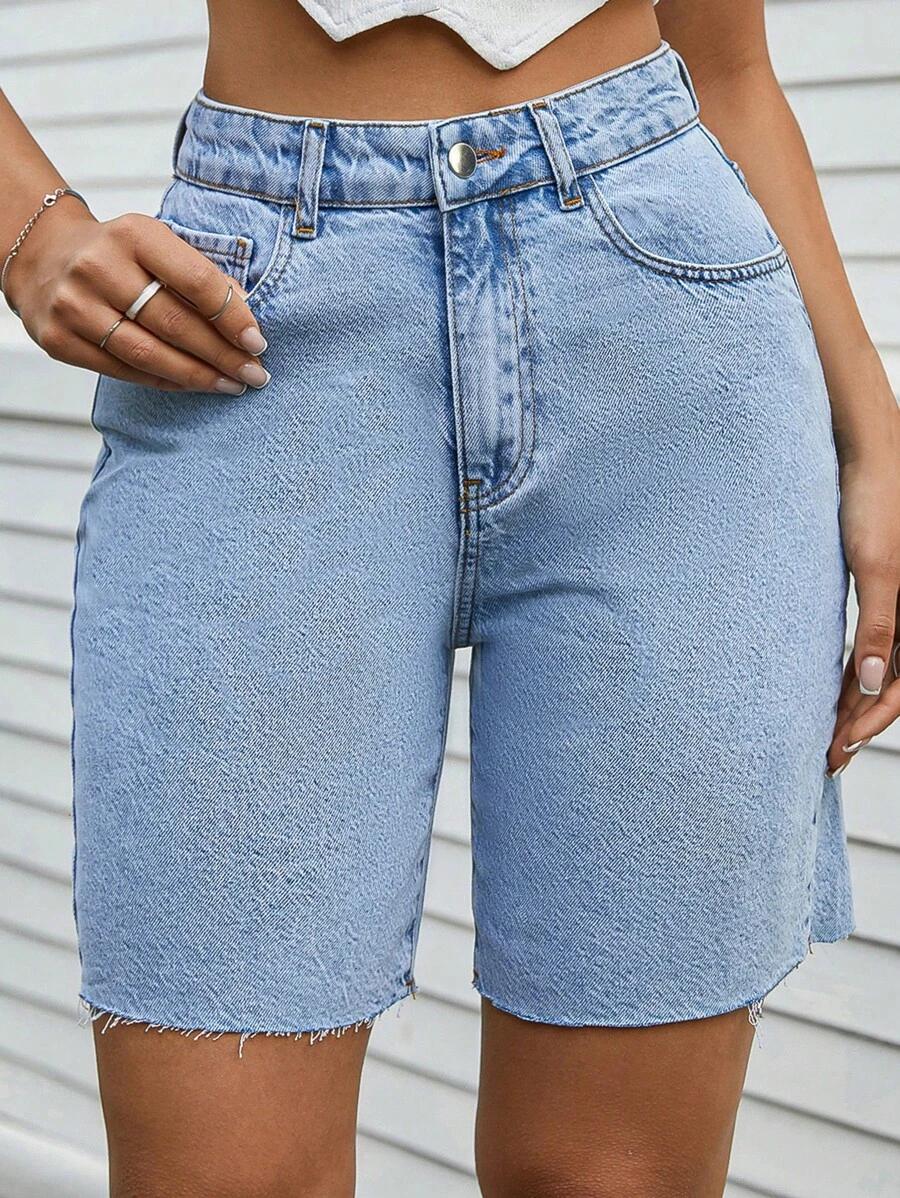 niebieskie spodenki jeans