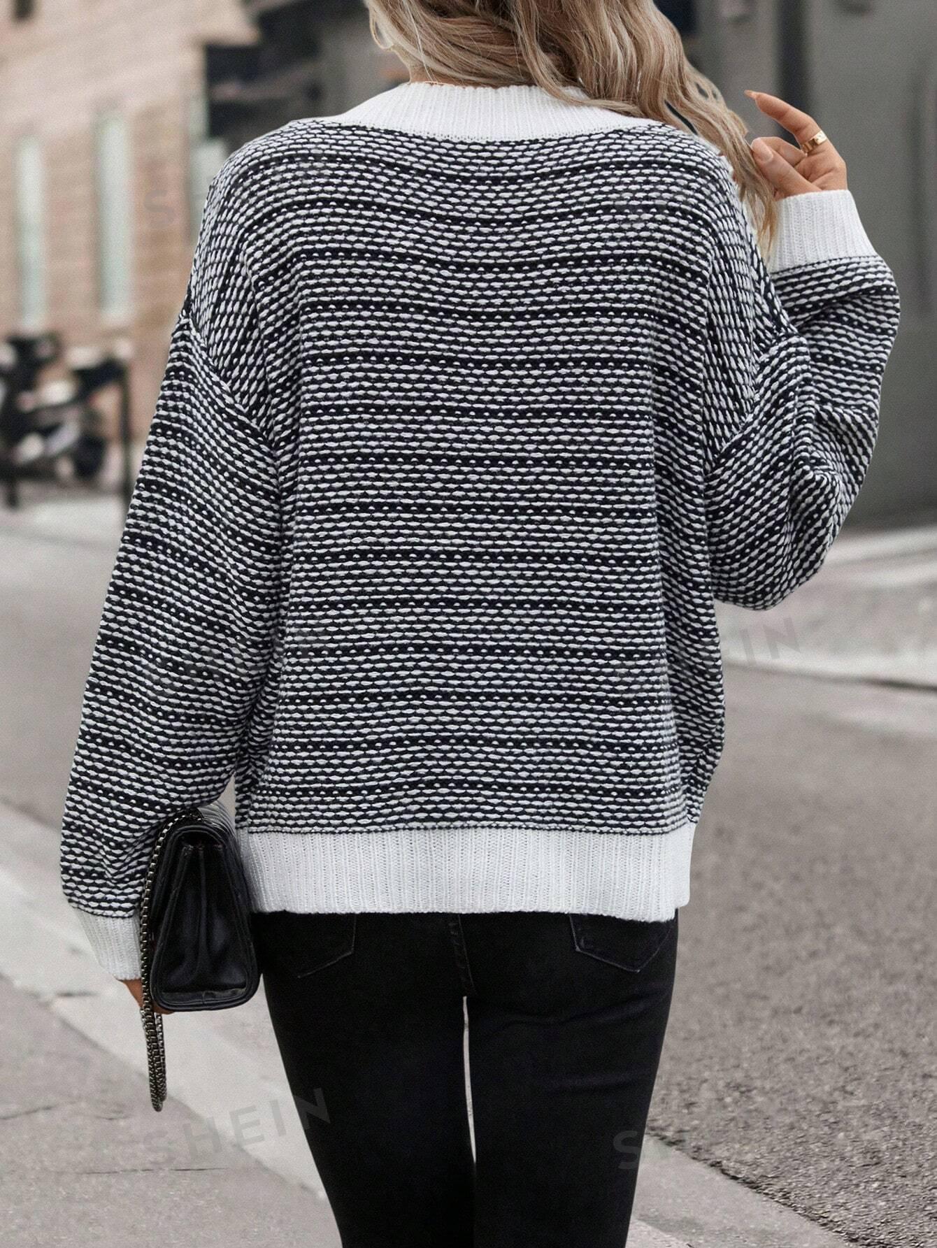 kontrastowy pleciony sweter oversize dekolt 