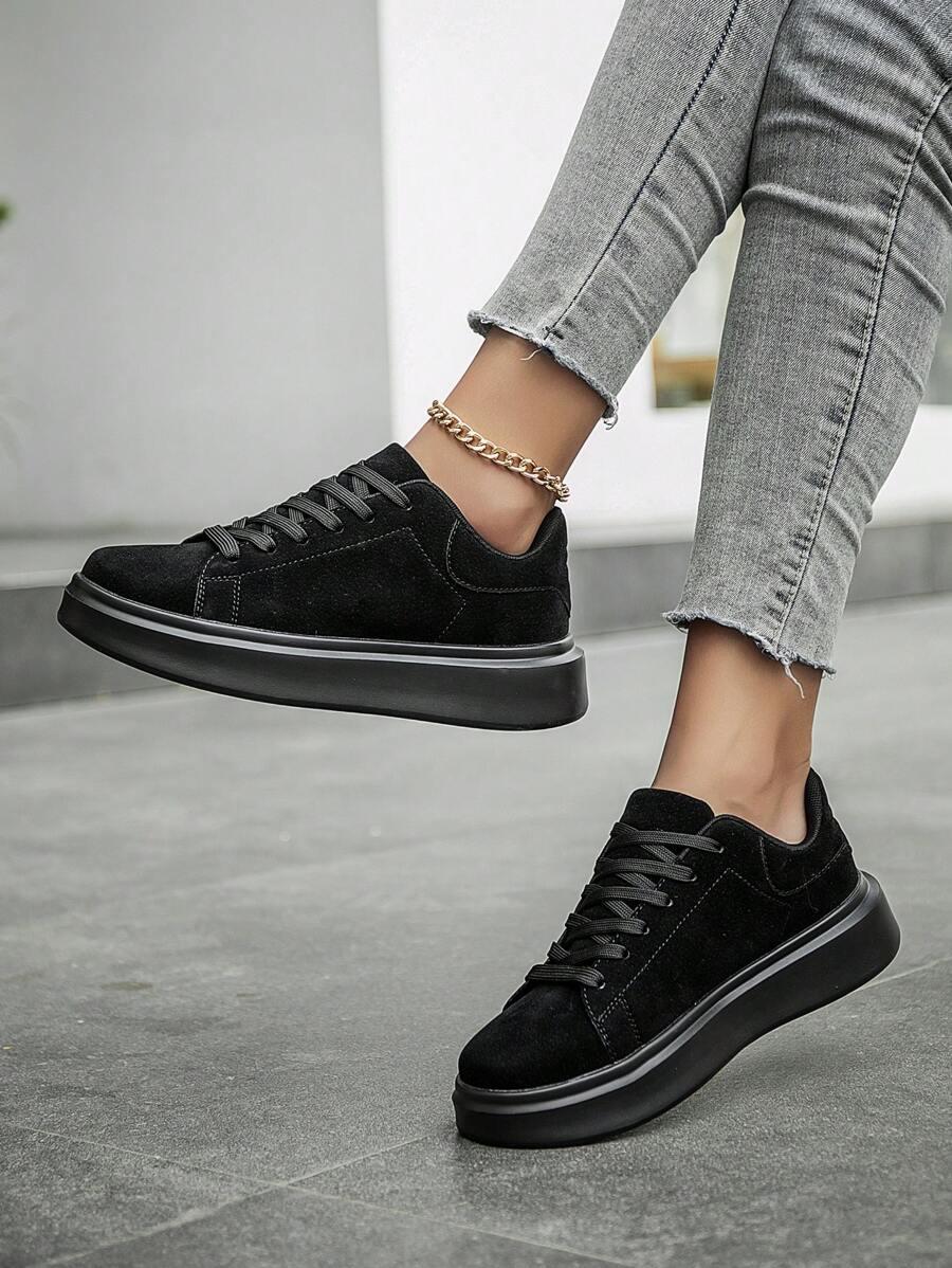 czarne sznurowane buty sportowe 