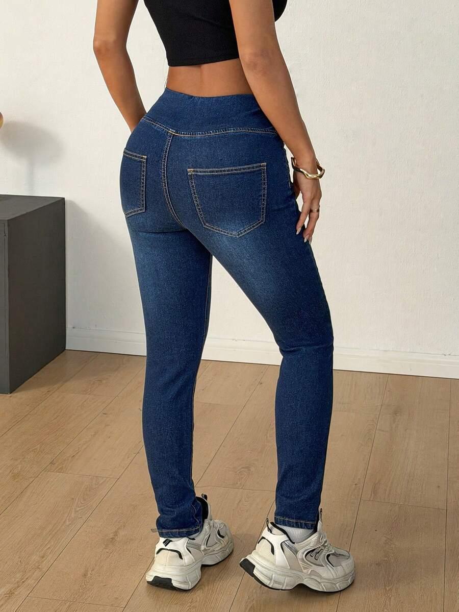 niebieskie jeansy rurki