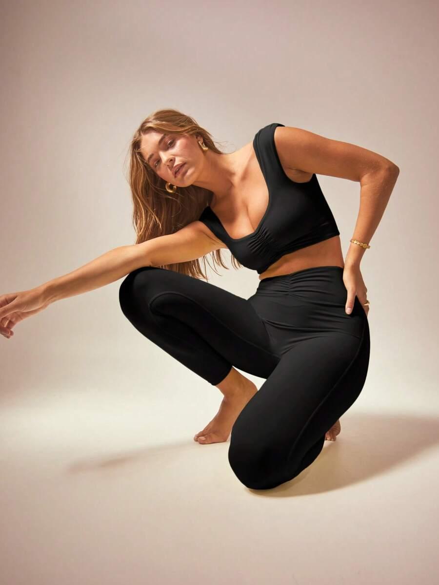 czarny komplet top legginsy