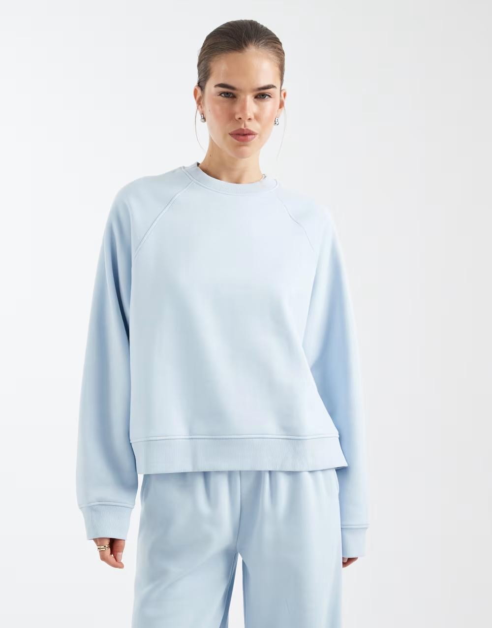 niebieska bluza oversized
