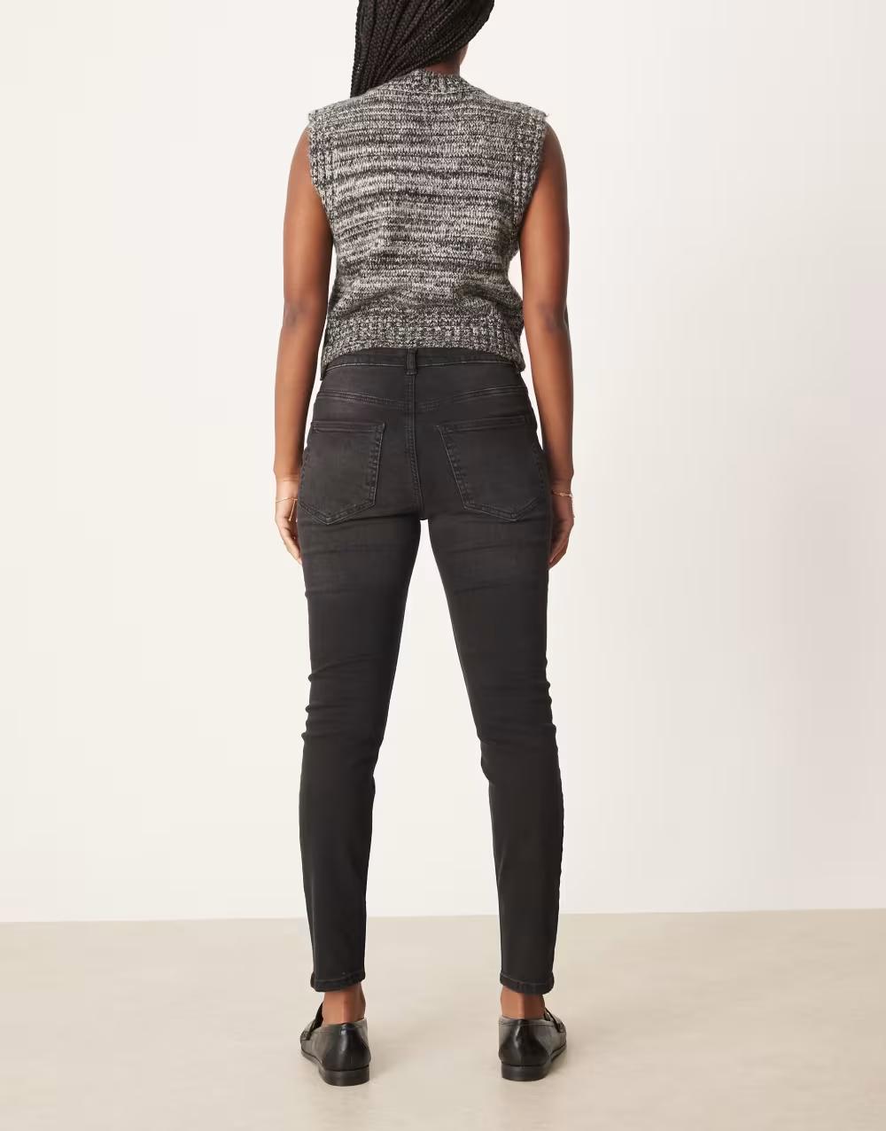 CZARNE SPODNIE RURKI JEANS KIESZENIE