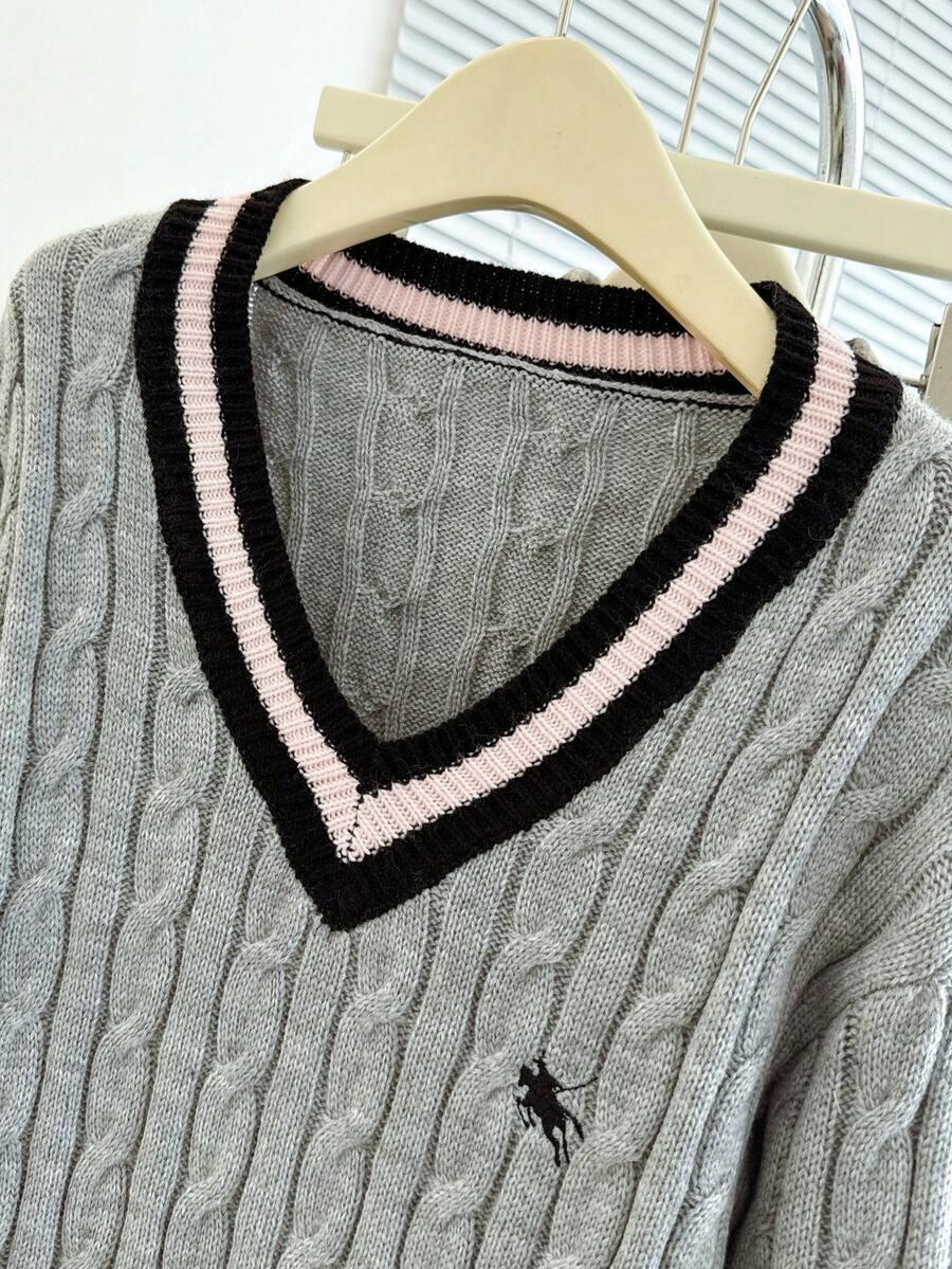 SWETER Z DEKOLTEM W SEREK