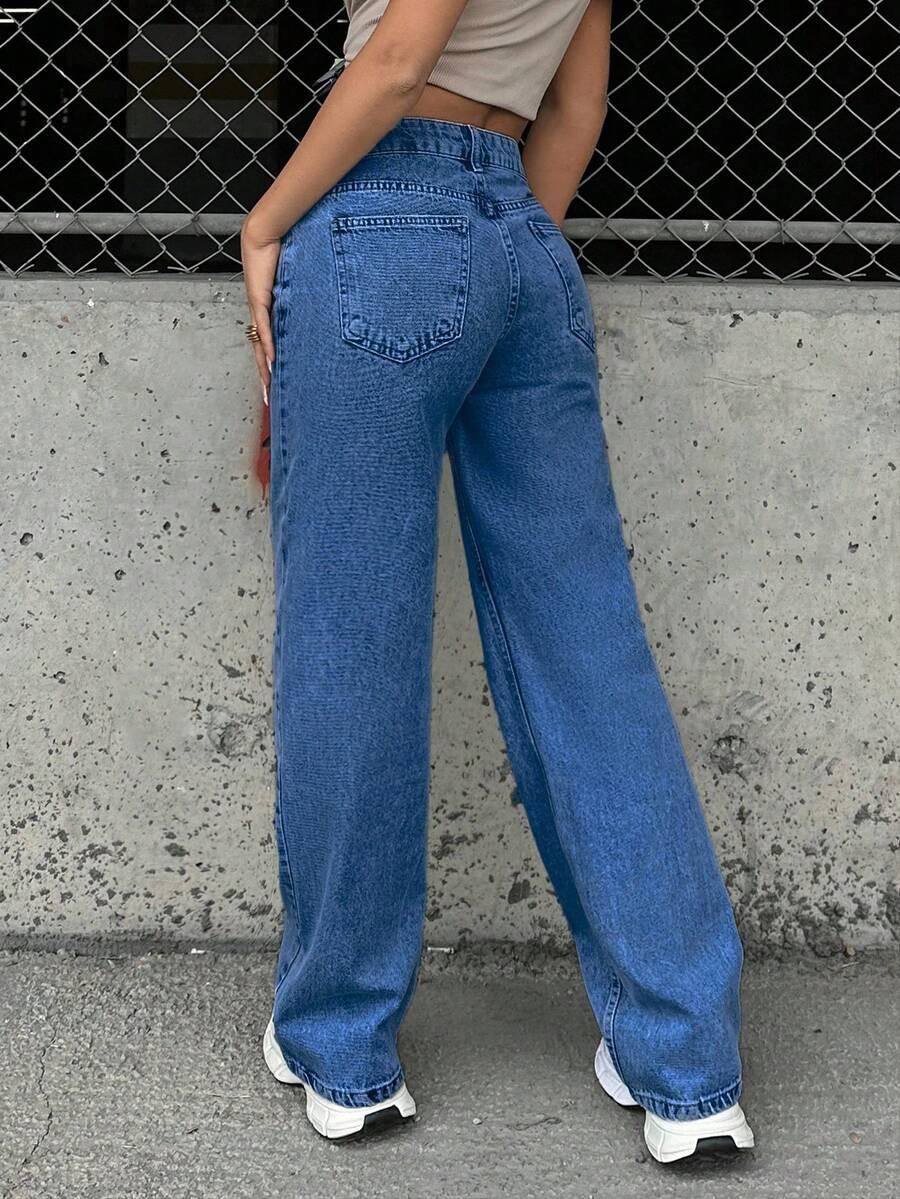 niebieskie spodnie jeans