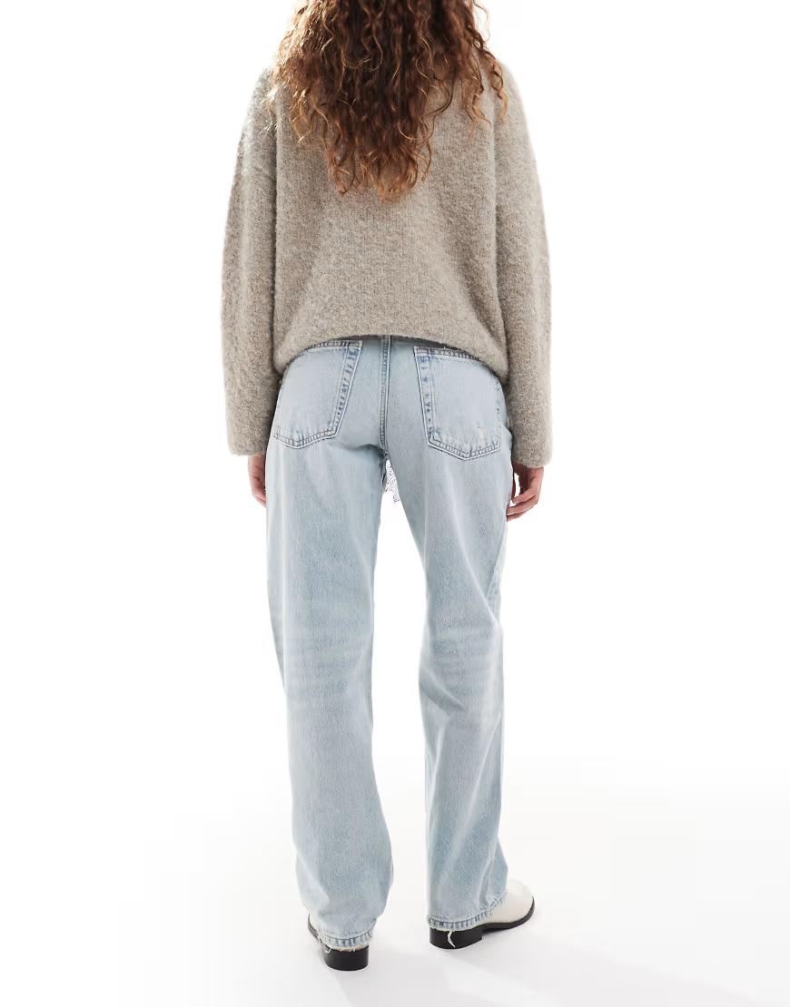 niebieskie spodnie jeans