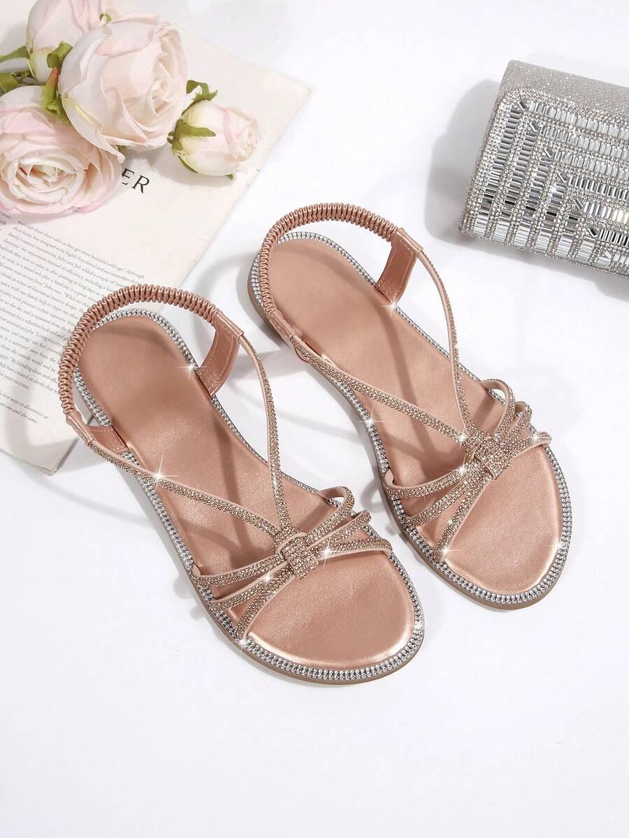 SANDAŁY NA PŁASKIM OBCASIE ZDOBIENIE