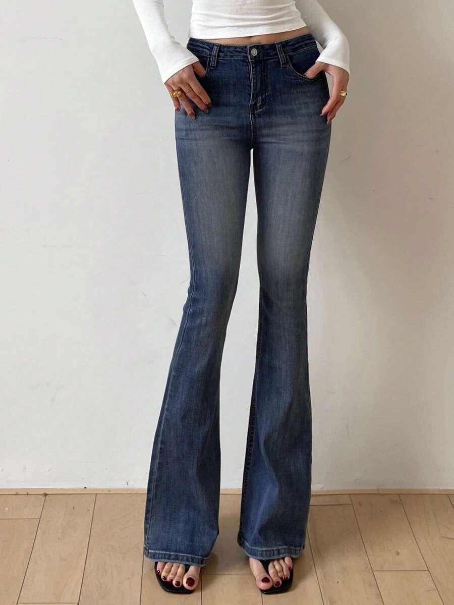 niebieskie spodnie jeans