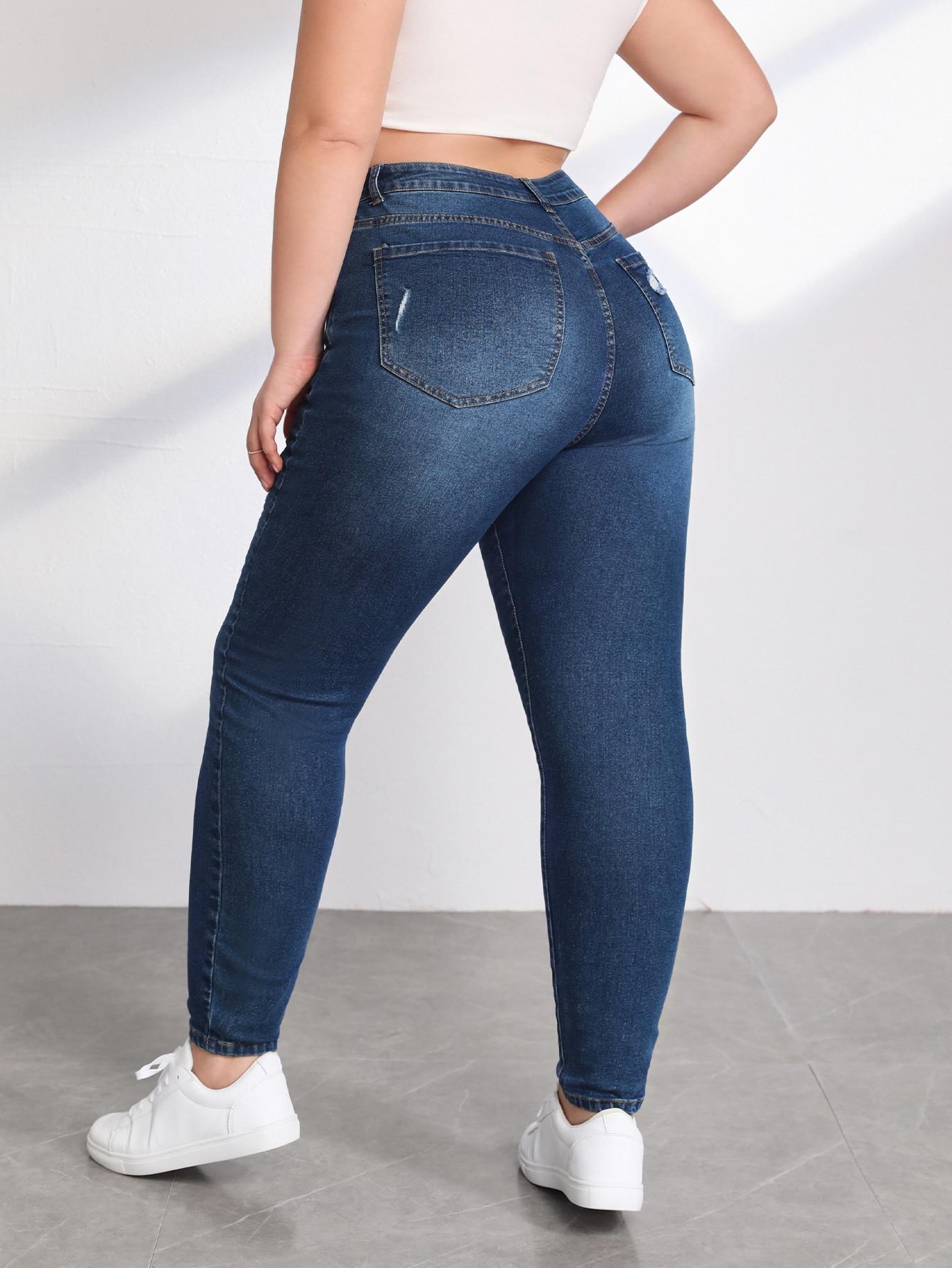 niebieskie spodnie jeans rurki 