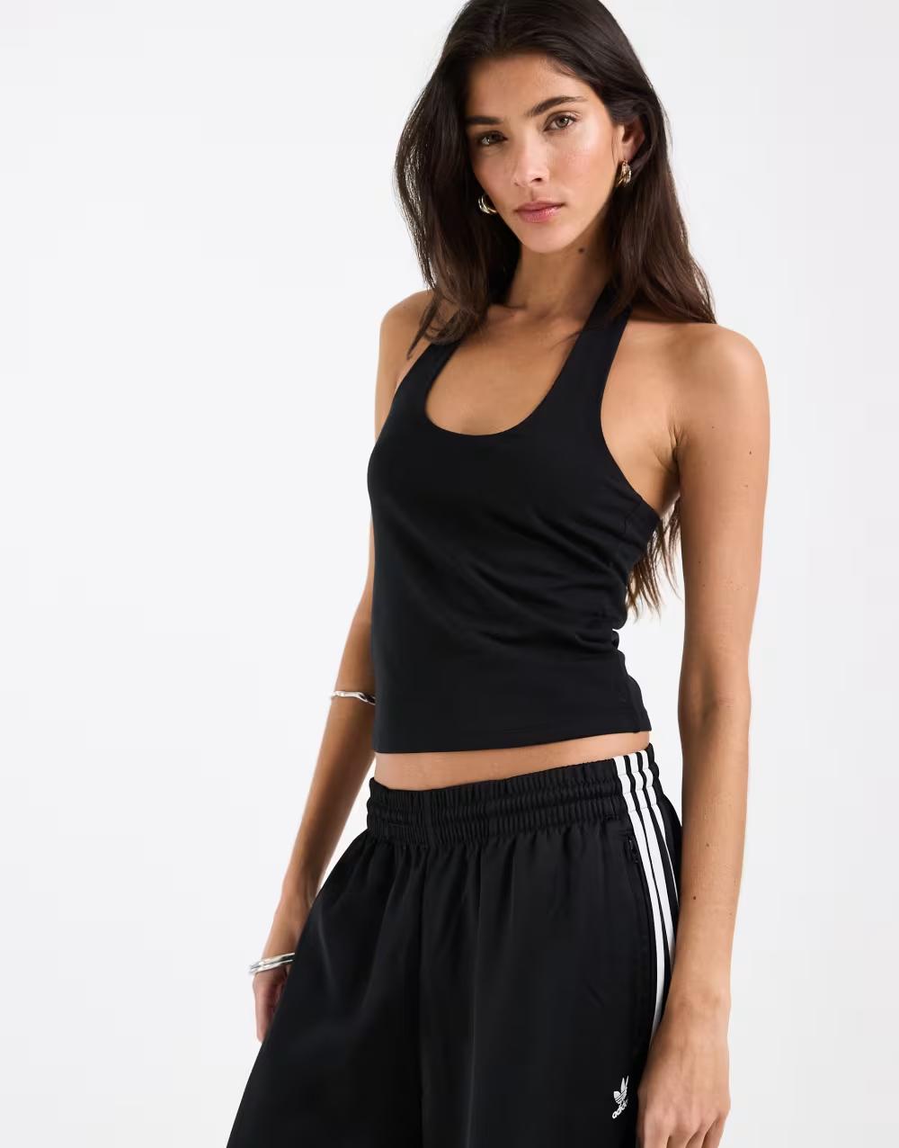 czarny top bez rękawów halter neck odkryte plecy