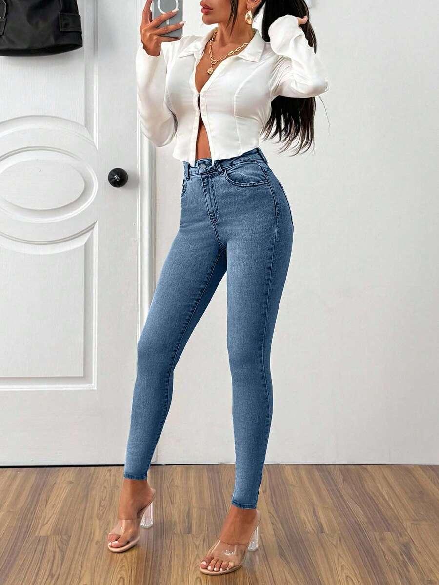 niebieskie jeansy rurki