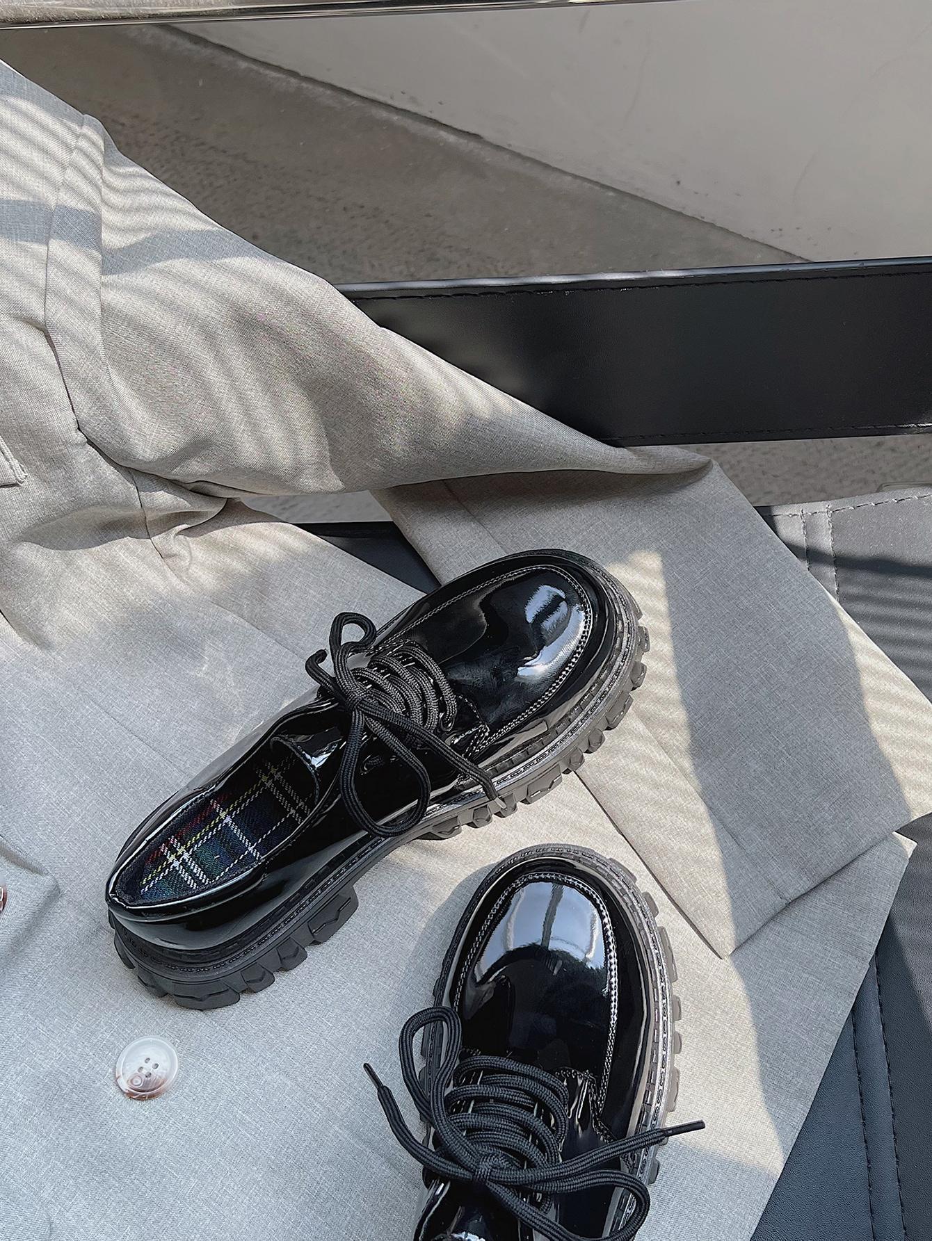 CZARNE LAKIEROWANE BUTY PLATFORMA