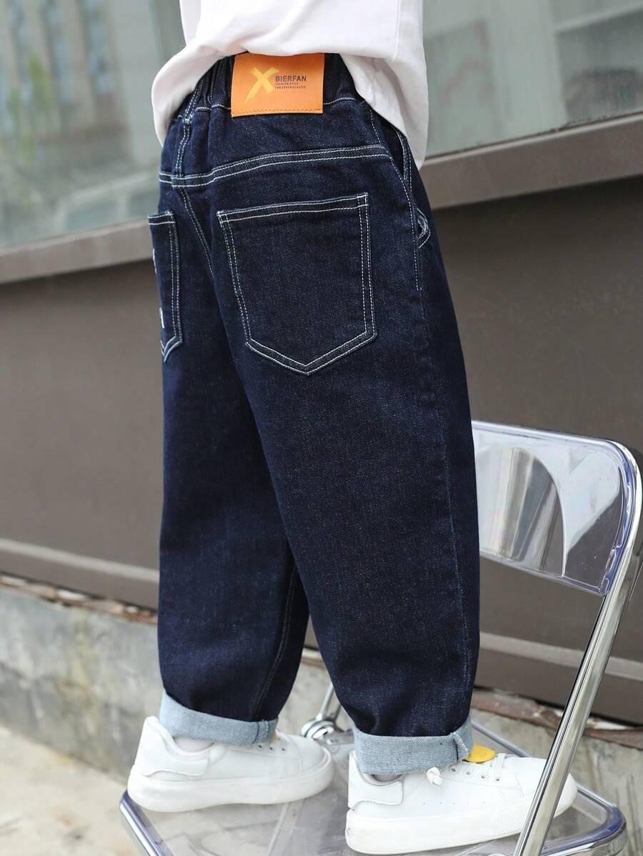 granatowe spodnie jeans