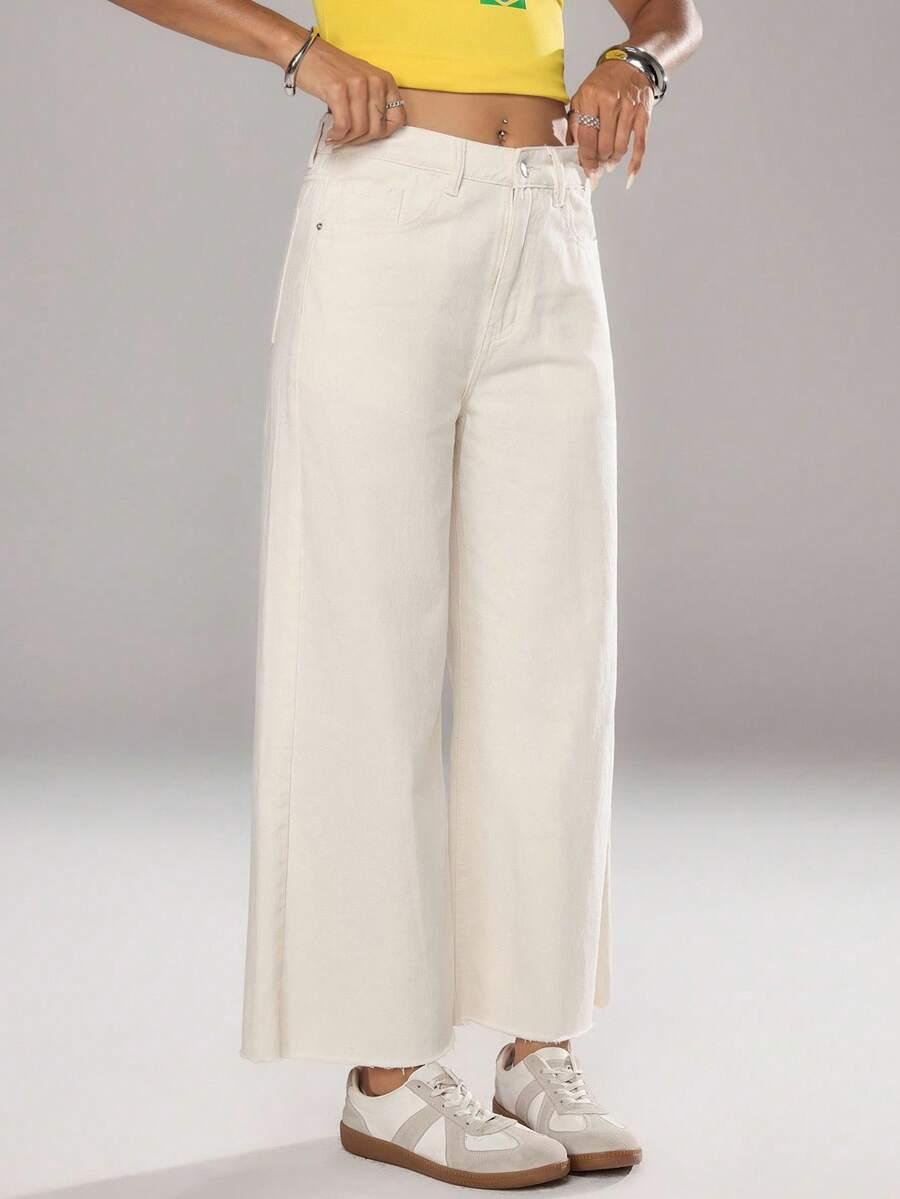 beżowe spodnie jeans