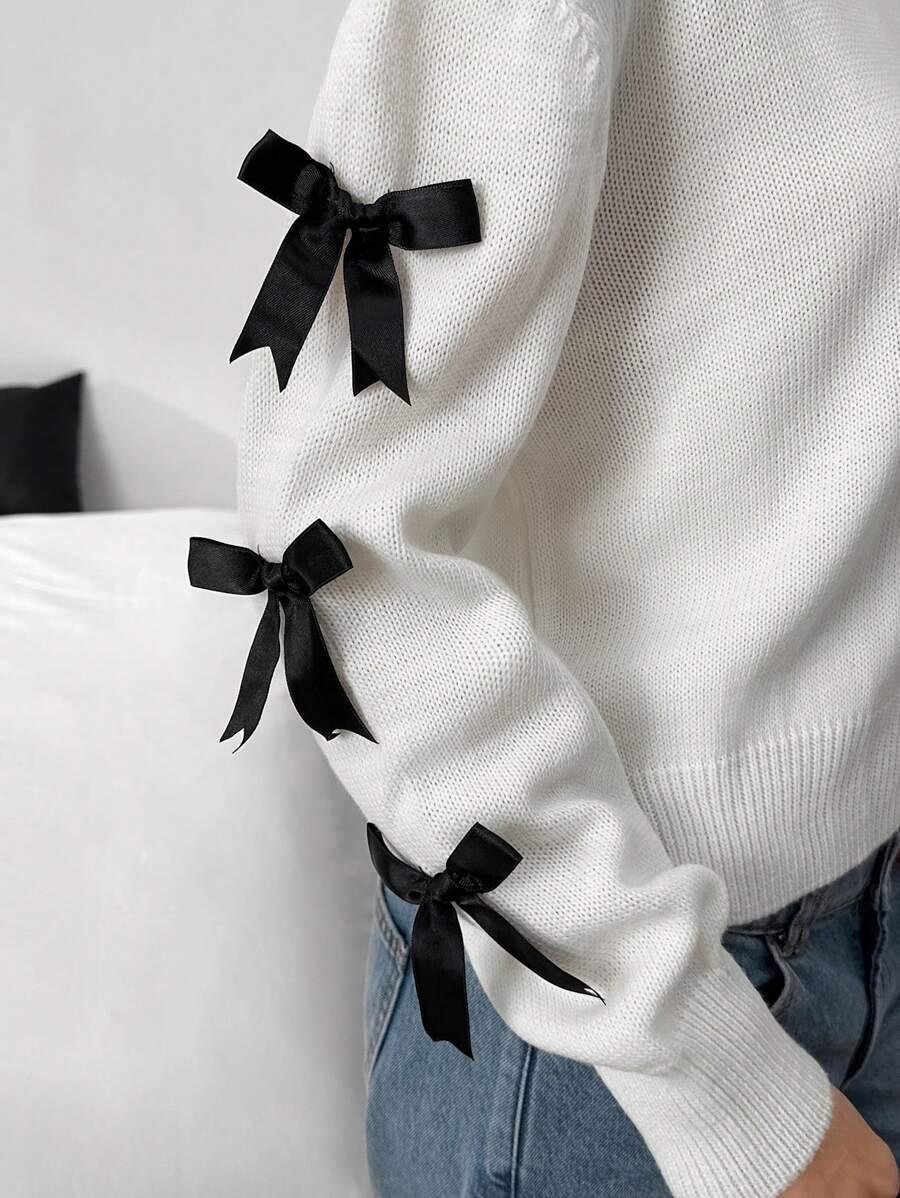 SWETER Z KOKARDKAMI