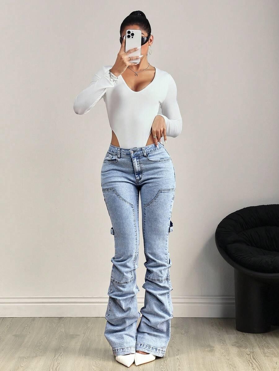 niebieskie spodnie jeans