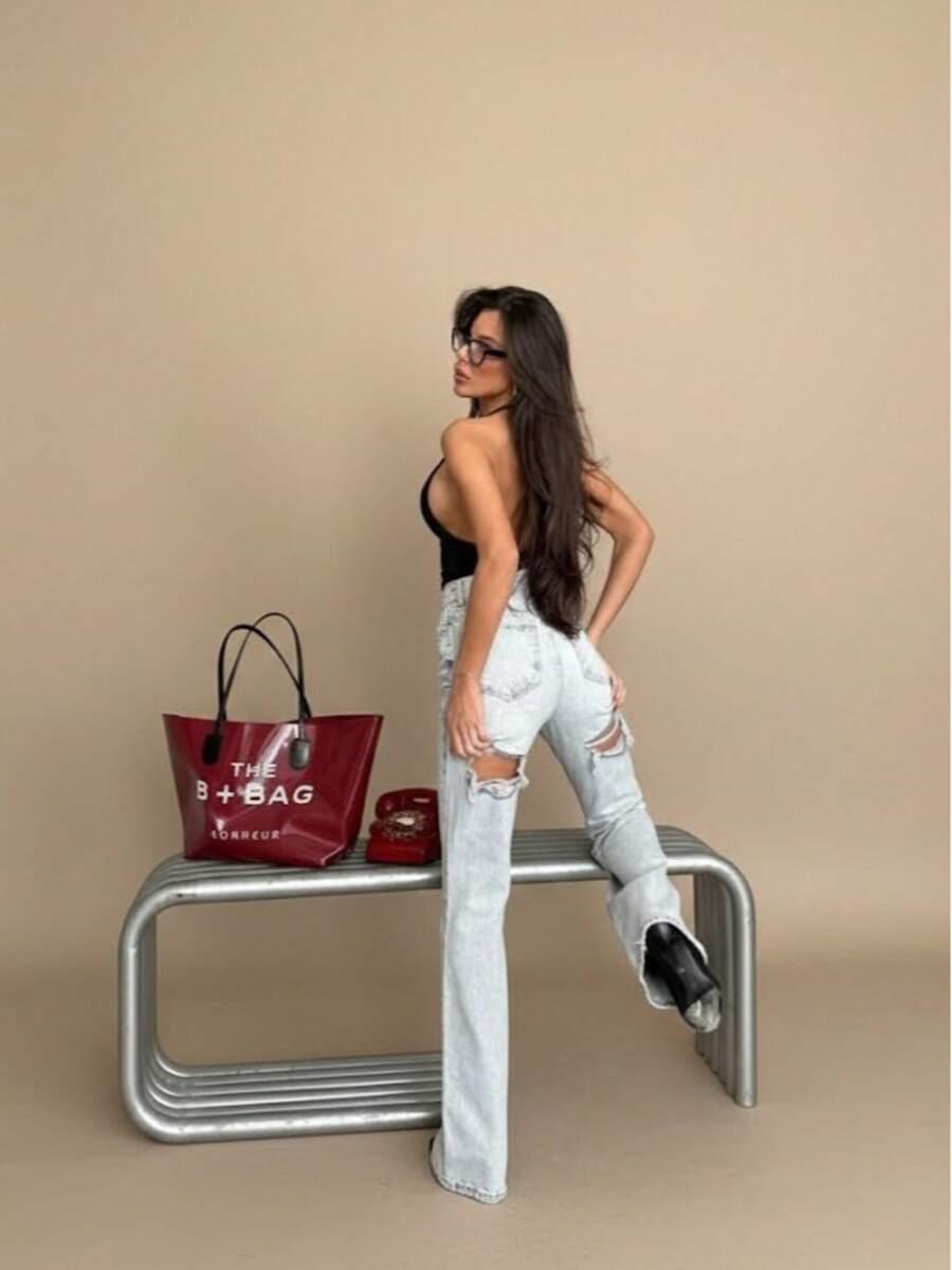 niebieskie spodnie jeans