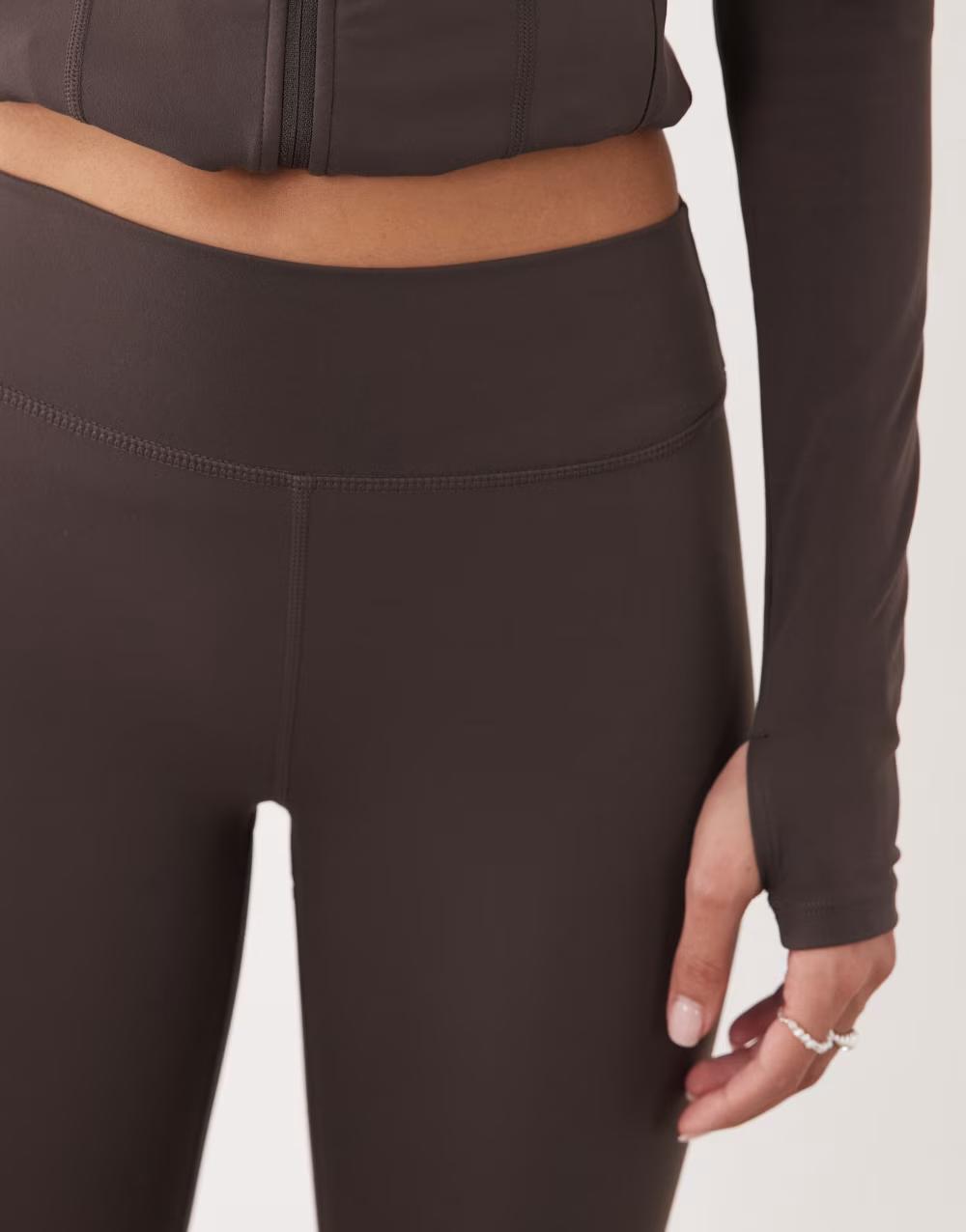 brązowe gładkie legginsy sportowe