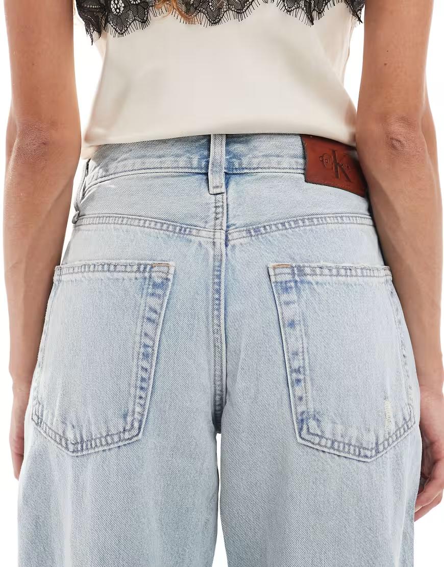 niebieskie spodnie jeans