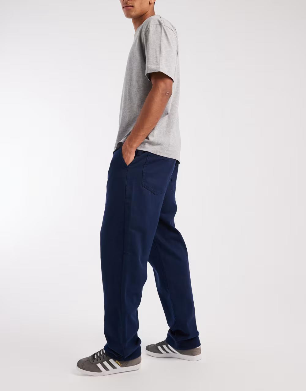 granatowe spodnie jeans