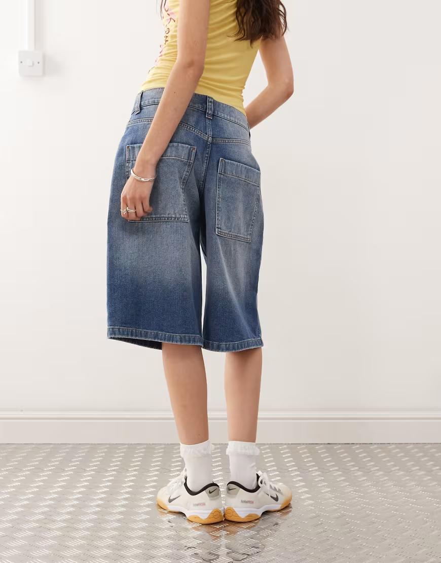 niebieskie spodenki bermudy jeans