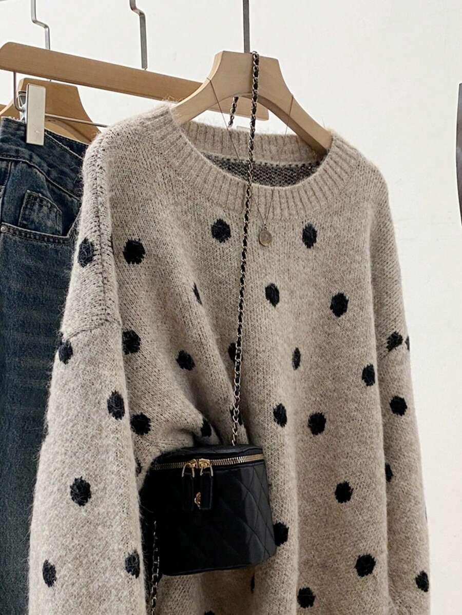 beżowy sweter groszki