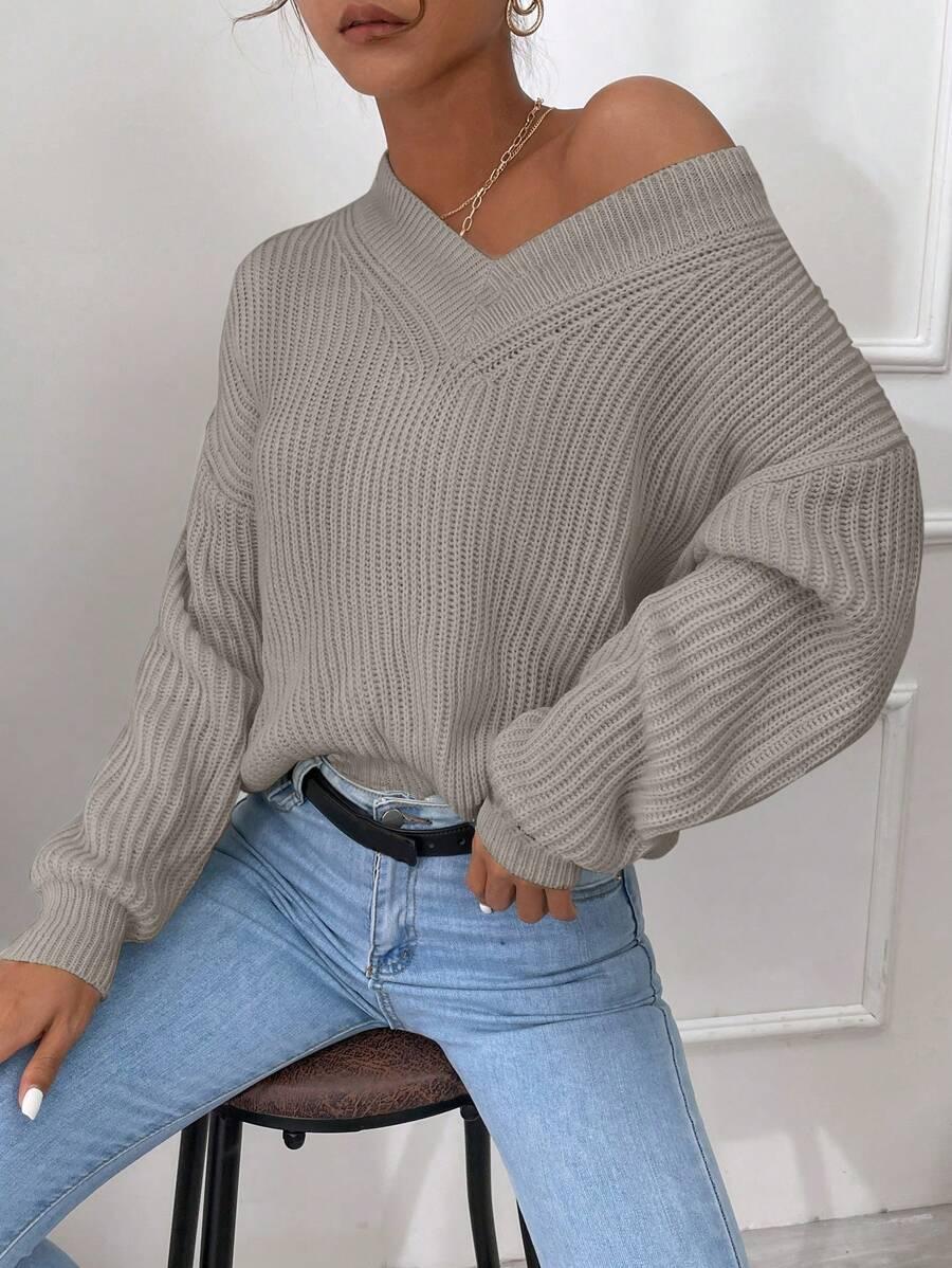 SWETER Z DEKOLTEM W SEREK