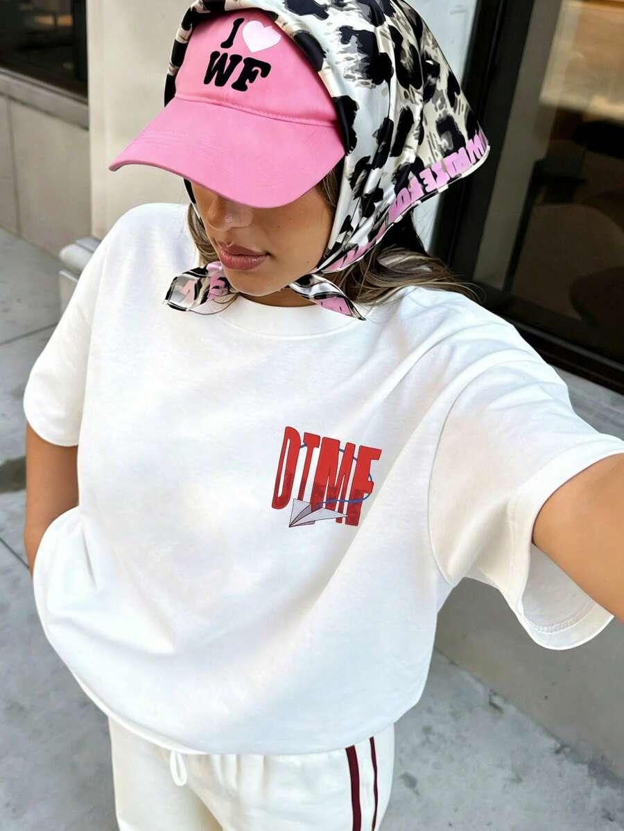 biały t-shirt z nadrukiem