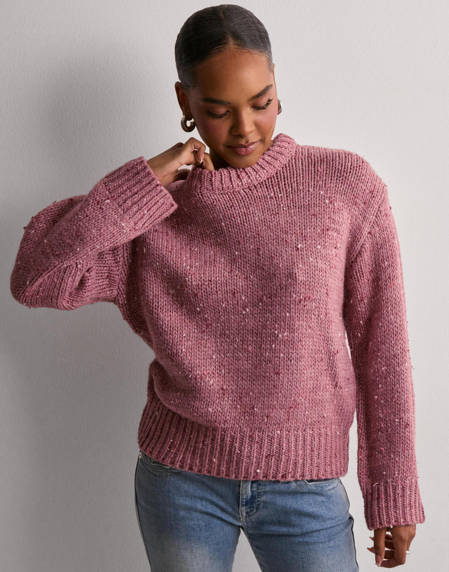 RÓŻOWY SWETER Z DOMIESZKĄ WEŁNY