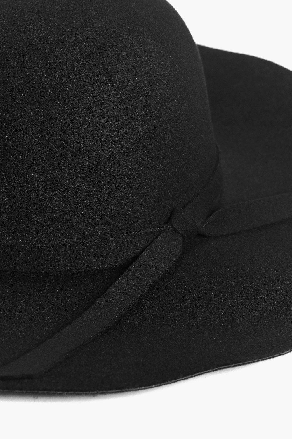 czarny okrągły kapelusz