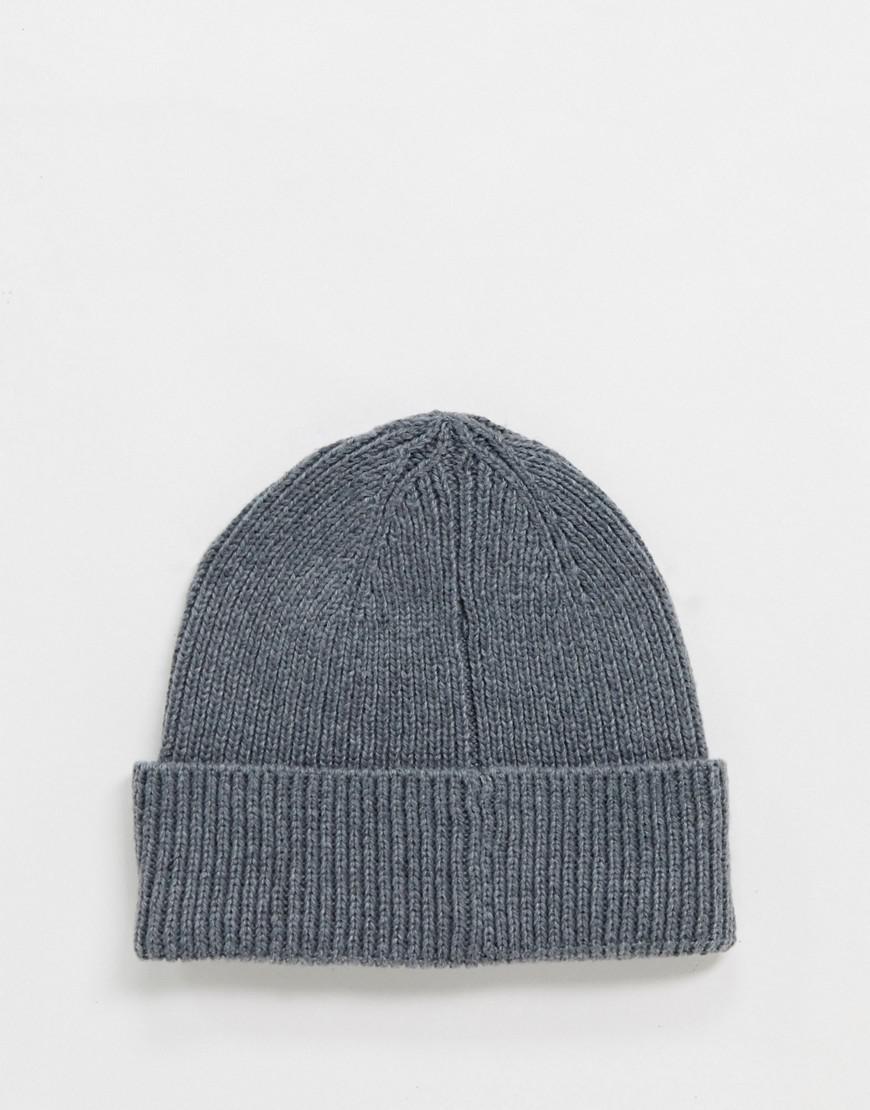 szara czapka typu beanie