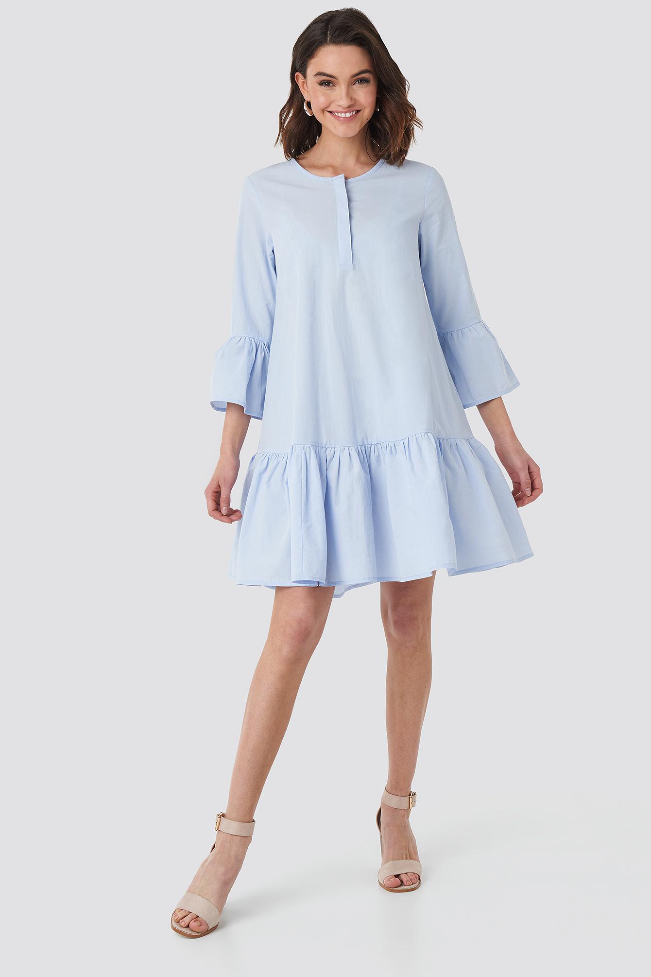 NIEBIESKA MINI SUKIENKA FALBANA