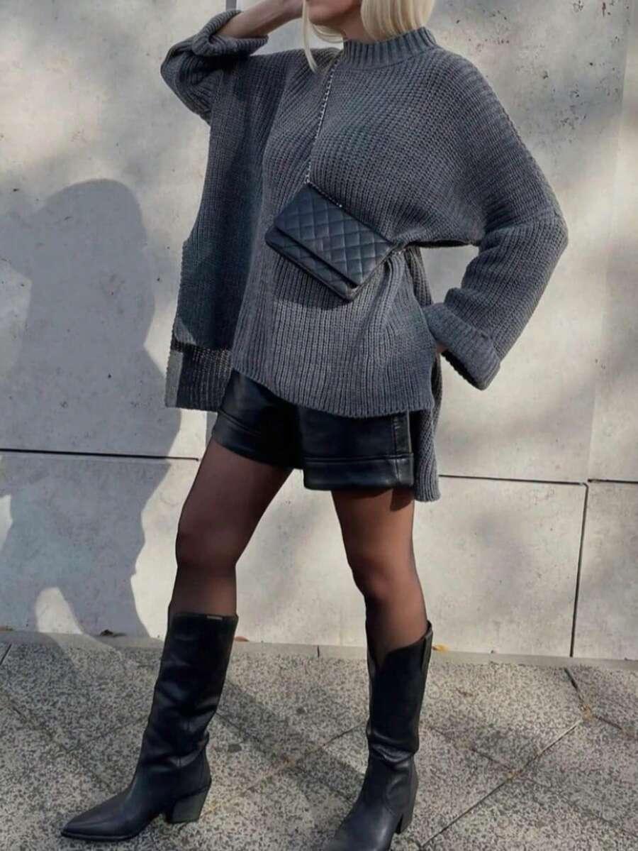 SWETER Z DZIANINY W JEDNOLITYM KOLORZE Z ROZCIĘCIEM 