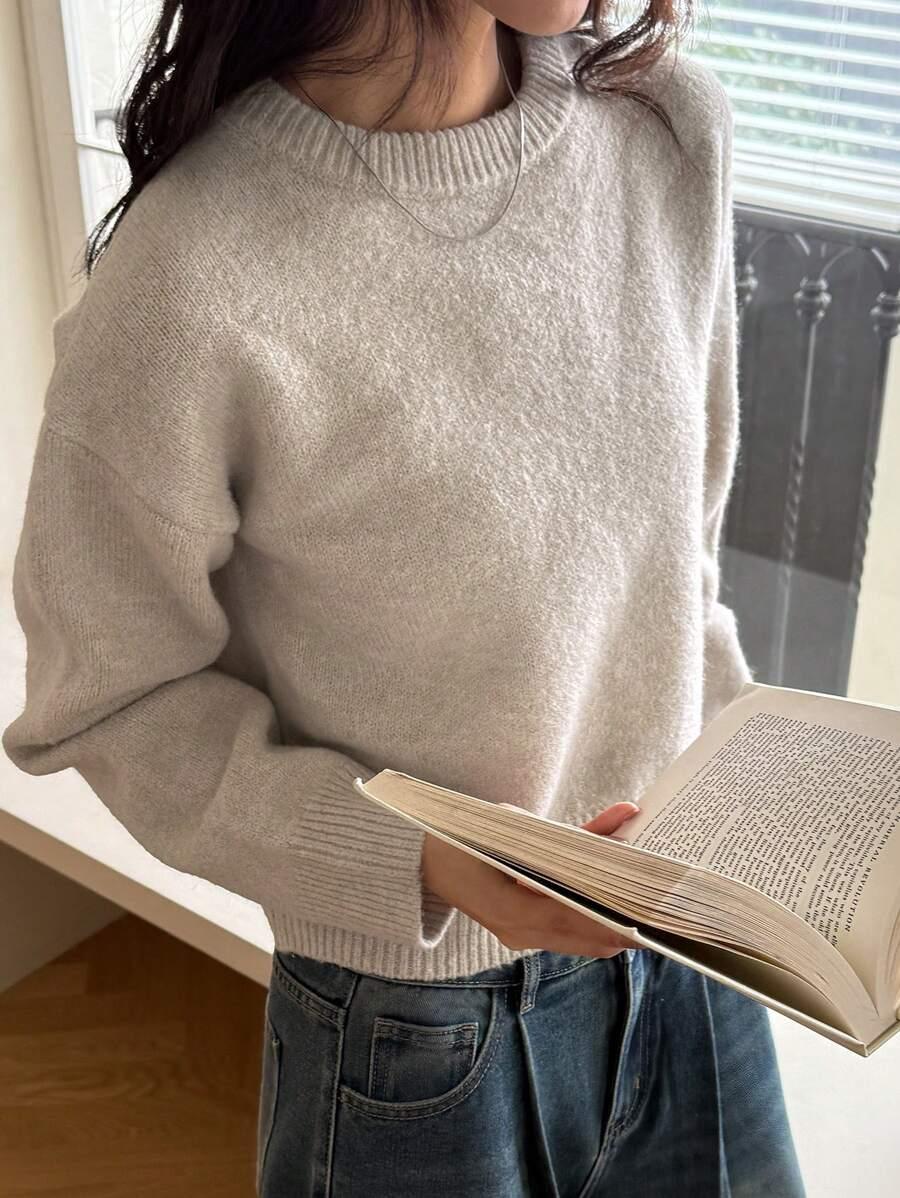 beżowy sweter okrągły dekolt
