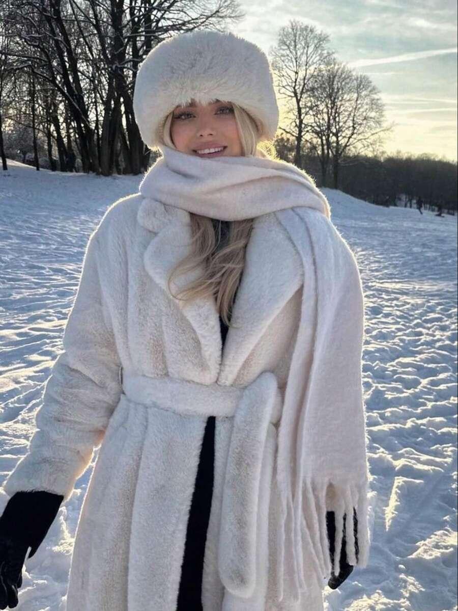 biała czapka sztuczne futro