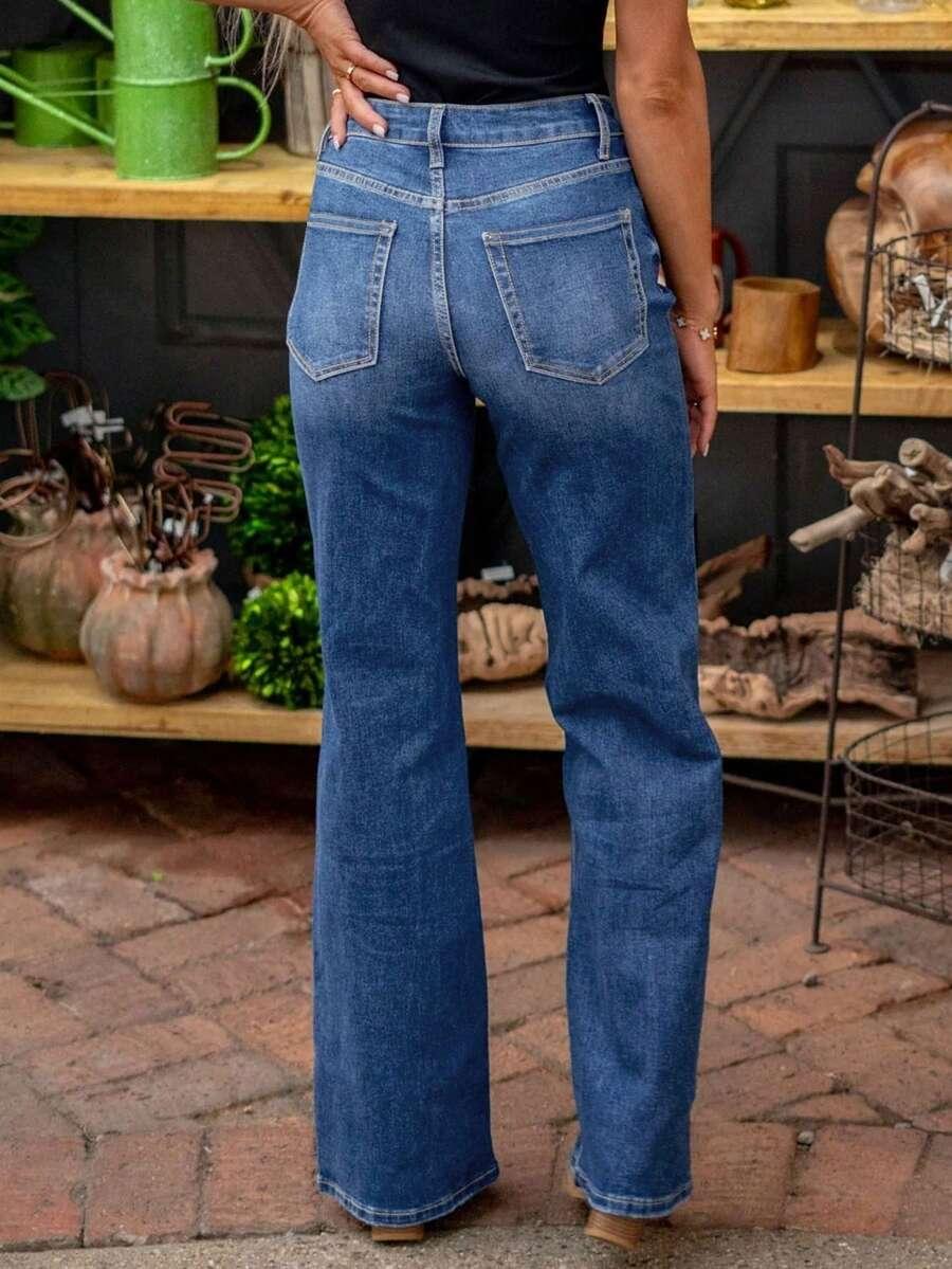 niebieskie spodnie jeans