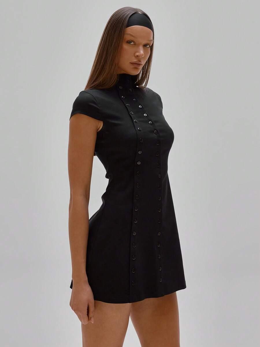czarna mini sukienka guziki