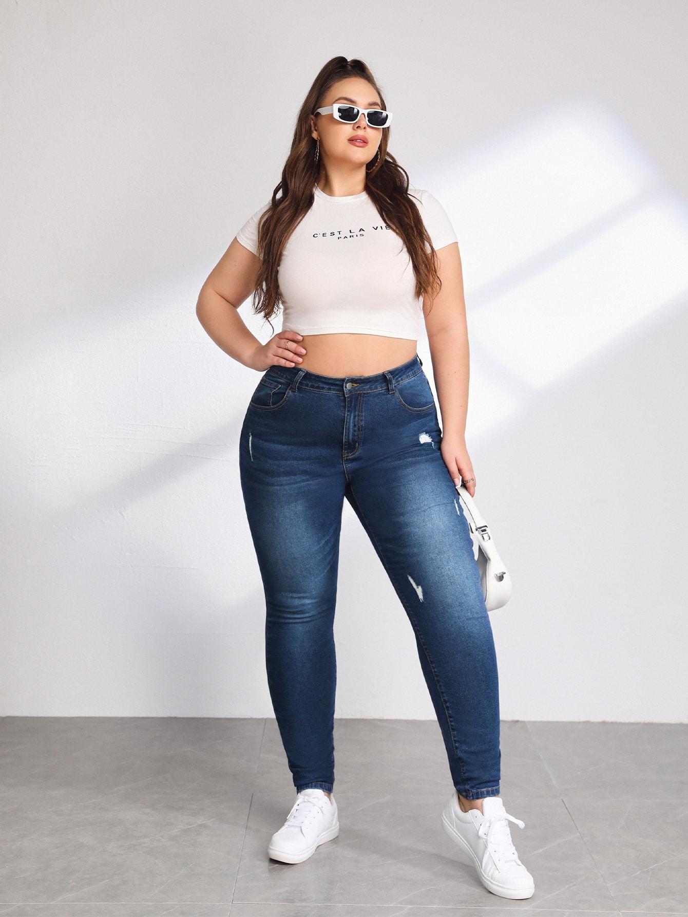 niebieskie spodnie jeans rurki 
