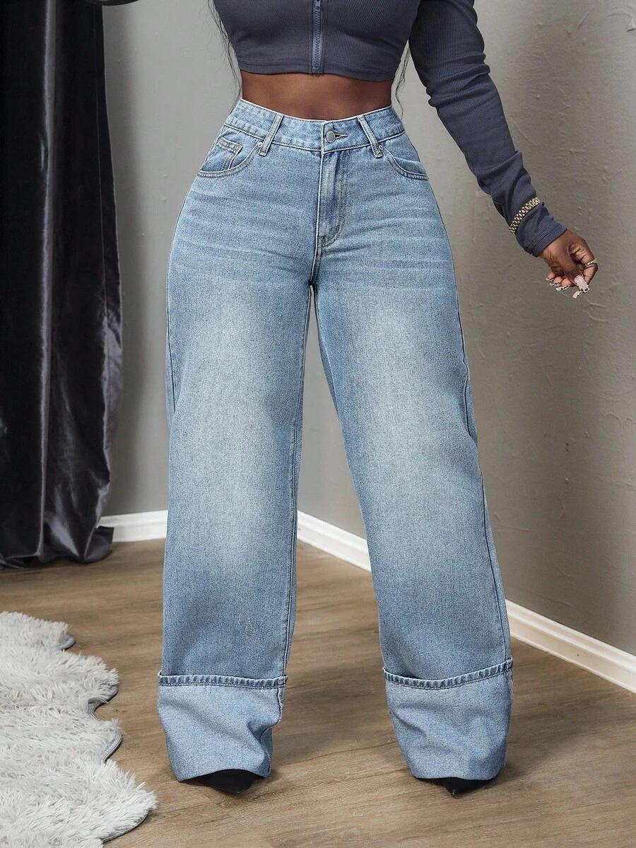 niebieskie spodnie jeans