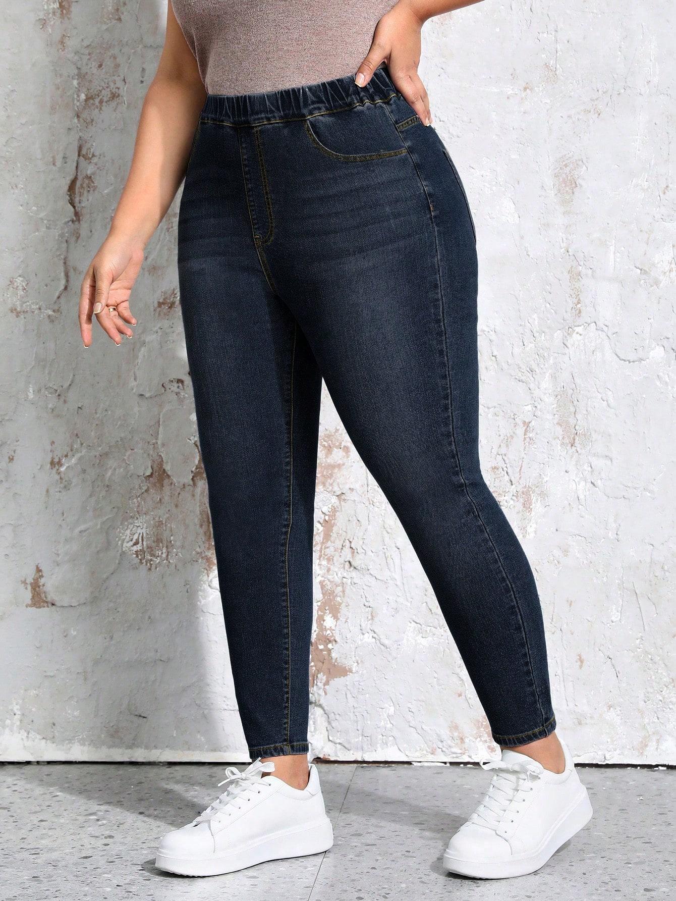 granatowe spodnie jeans