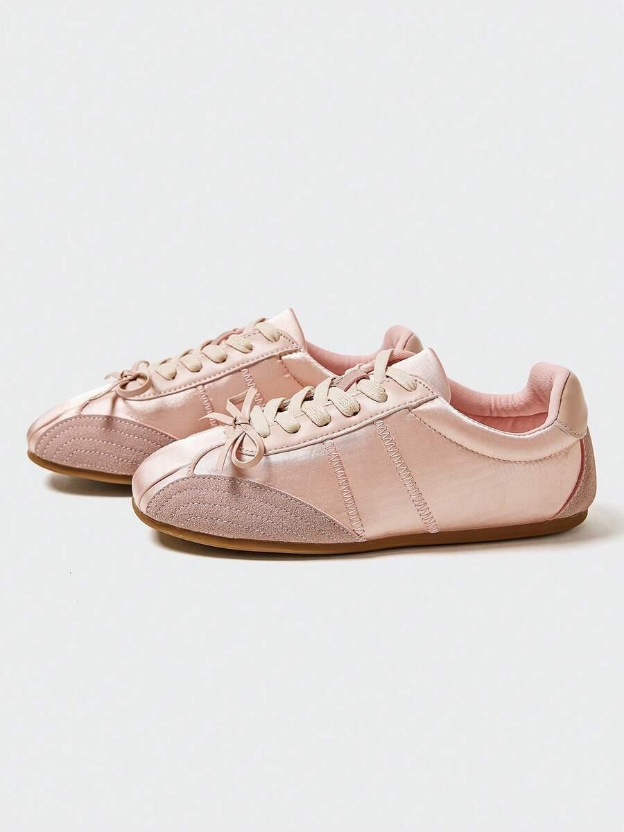 różowe sznurowane buty sportowe